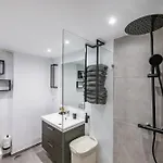 Daire Stylish 4bd With Pool Access & Nearby *