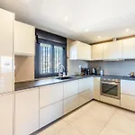Stylish 4bd With Pool Access & Nearby Benalmádena