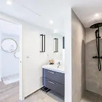 Stylish 4bd With Pool Access & Nearby Daire *