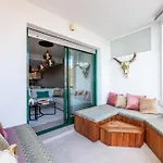Daire Stylish 4bd With Pool Access & Nearby *