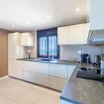 Stylish 4bd With Pool Access & Nearby Benalmádena