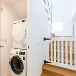 Stylish 4bd With Pool Access & Nearby Daire