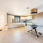 Daire Stylish 4bd With Pool Access & Nearby Benalmádena