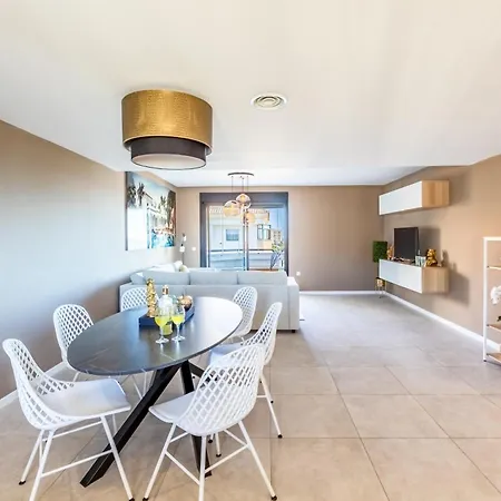 Stylish 4bd With Pool Access & Nearby Daire *
