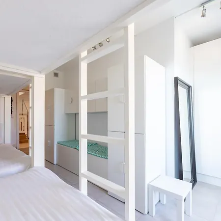 Stylish 4bd With Pool Access & Nearby Apartment *