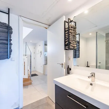 Apartment Stylish 4bd With Pool Access & Nearby