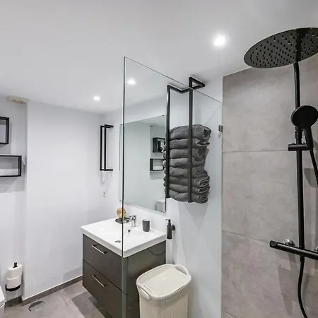 Apartment Stylish 4bd With Pool Access & Nearby *