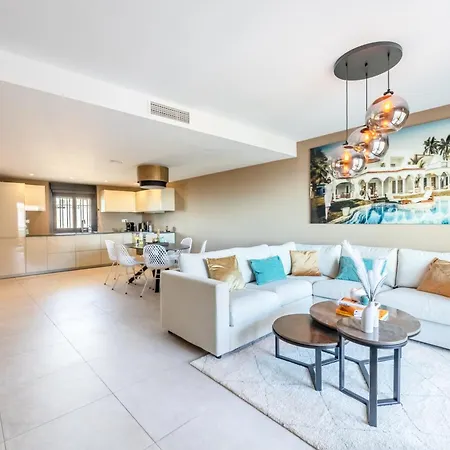 Stylish 4bd With Pool Access & Nearby Apartment Benalmadena
