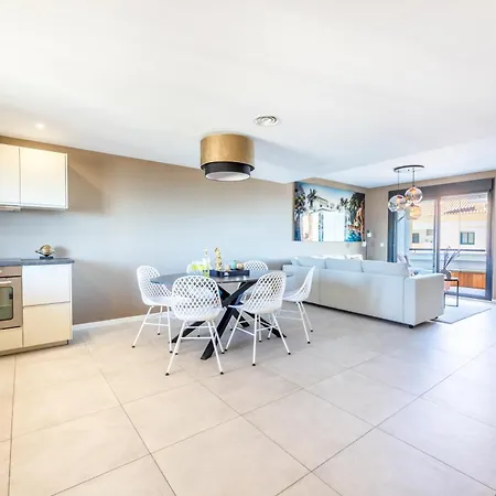 Stylish 4bd With Pool Access & Nearby *