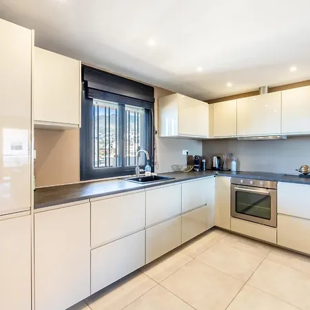 Stylish 4bd With Pool Access & Nearby Benalmádena