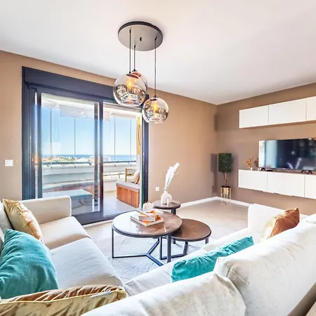 Stylish 4bd With Pool Access & Nearby Daire Benalmádena