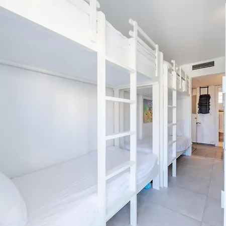Stylish 4bd With Pool Access & Nearby *