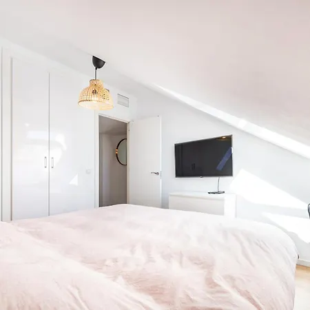 Stylish 4bd With Pool Access & Nearby Daire