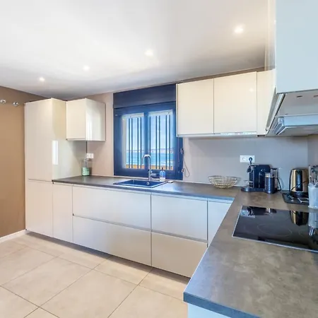 Stylish 4bd With Pool Access & Nearby Benalmádena