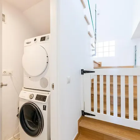 Stylish 4bd With Pool Access & Nearby Lejlighed