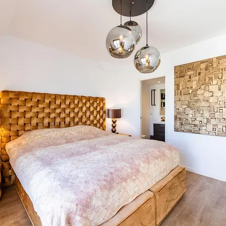 Apartment Stylish 4bd With Pool Access & Nearby *