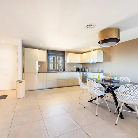 Apartment Stylish 4bd With Pool Access & Nearby Benalmadena