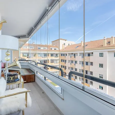 Stylish 4bd With Pool Access & Nearby Lejlighed
